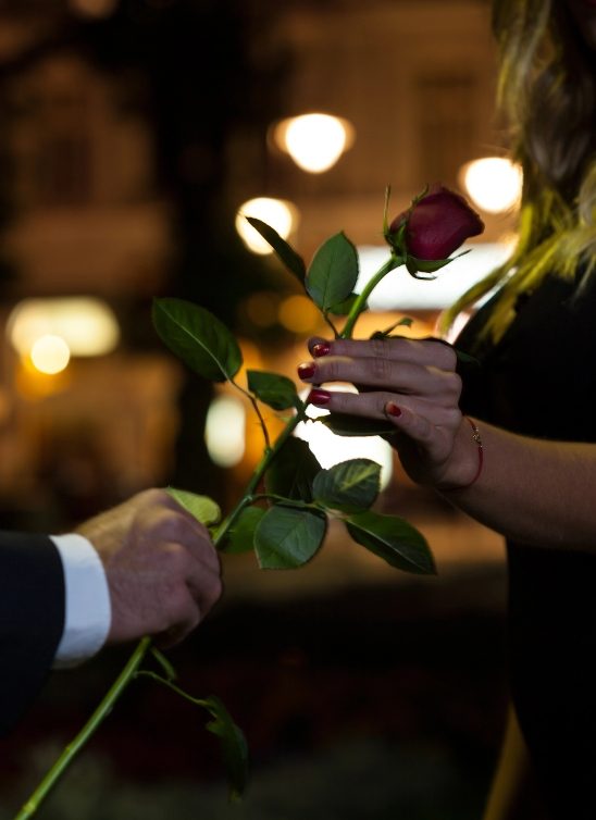 Kako da znate da joj se sviđate: 15 znakova koje muškarci često ne primete