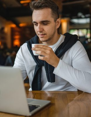 Šta je „doomjobbing“ i zašto sve više ljudi upada u ovu zamku traženja posla?