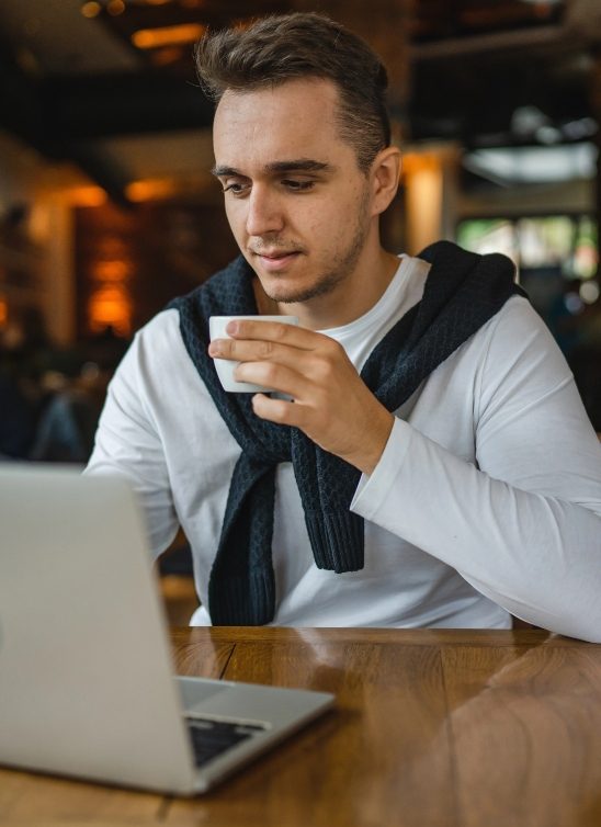 Šta je „doomjobbing“ i zašto sve više ljudi upada u ovu zamku traženja posla?