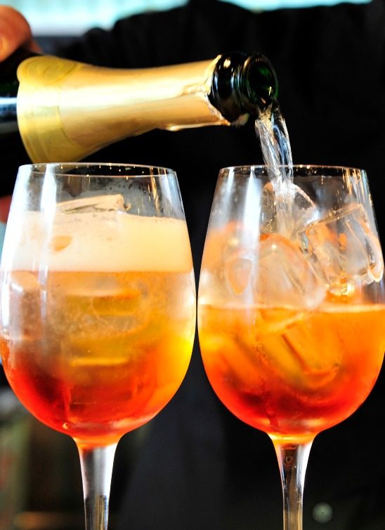 8 najboljih aperitiva koje vredi popiti pre večere