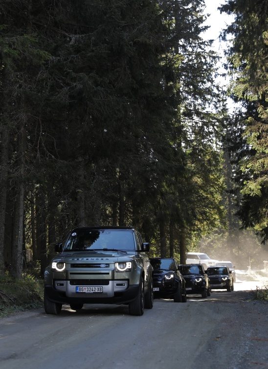 Defender avantura na Kopaoniku: Vožnja van asfalta, ručak uz vatru i veče pod zvezdama