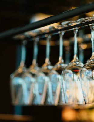 Prava čaša za vino na prazničnoj trpezi
