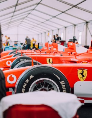 Armani kreira odela koja će nositi Ferari trkački tim Formule 1- pogledajte kako izgledaju