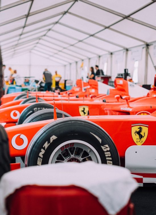 Armani kreira odela koja će nositi Ferari trkački tim Formule 1- pogledajte kako izgledaju