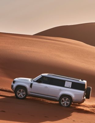 Ovo je novi prvoklasni Land Rover Defender, koji prevozi do 8 osoba preko svakog terena