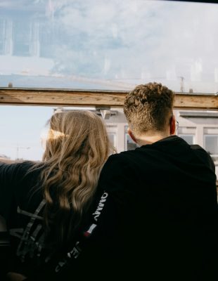 Granice u vezi – da li ona ima pravo da se druži sa muškarcima?